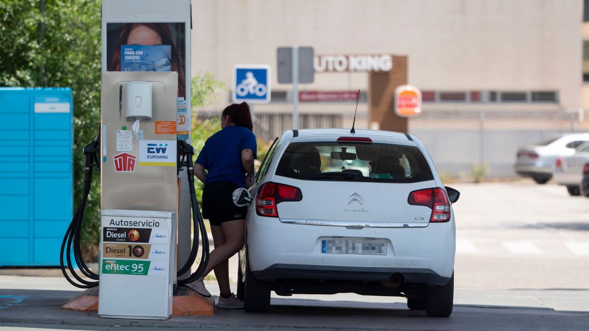 La gasolina y el gasóleo superan los 2 euros pese a la bonificación del Gobierno