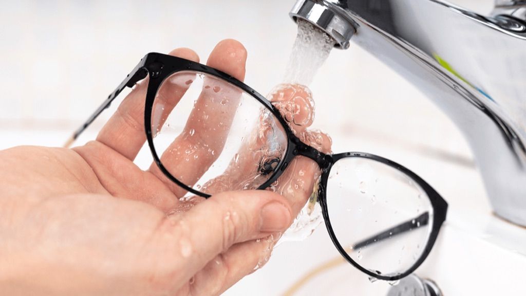 Lo primero que habrá que hacer será limpiarse correctamente las manos y, luego, comenzar con las gafas.