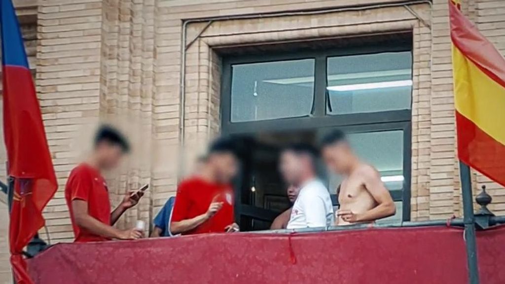 Polémica en un pueblo de Sevilla: Pillan al hijo del alcalde de fiesta en el balcón del ayuntamiento