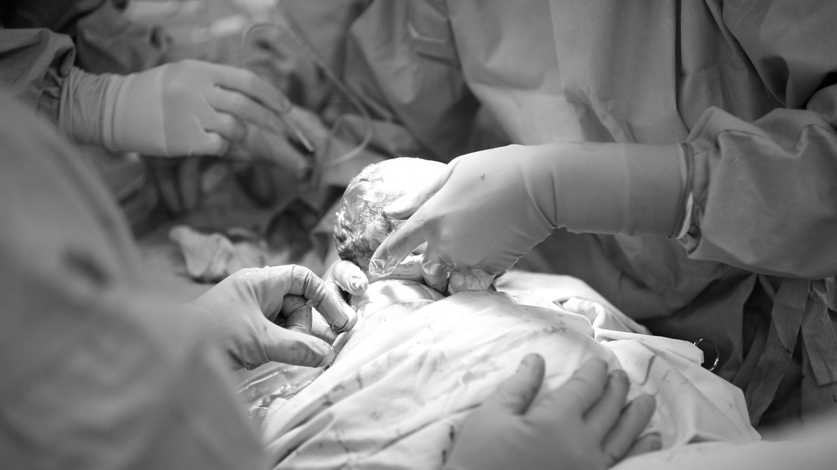 Un apagón obliga a unos médicos a hacer una cesárea usando sus móviles y acaban cortando una oreja al bebé