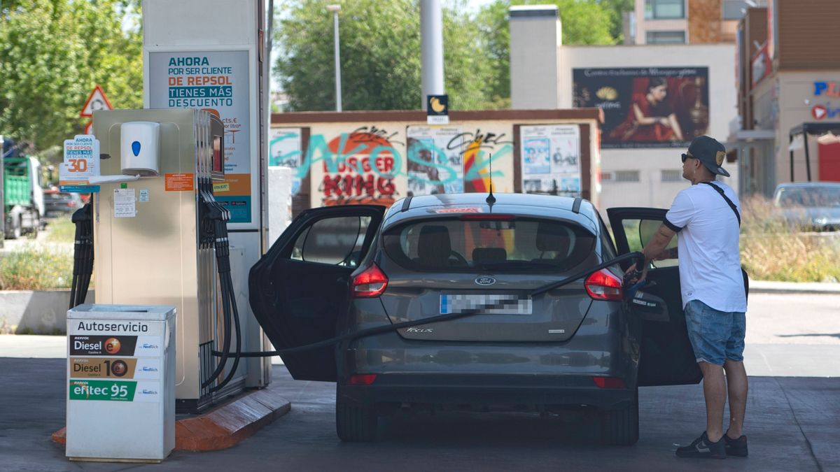 Un hombre reposta en una gasolinera en Madrid, el pasado mes de mayo Un hombre reposta en una gasolinera en Madrid, el pasado mes de mayo