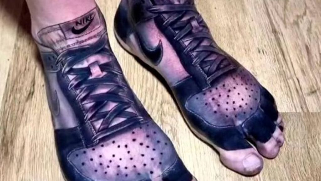 Un hombre se tatúa su modelo favorito de zapatillas en sus pies