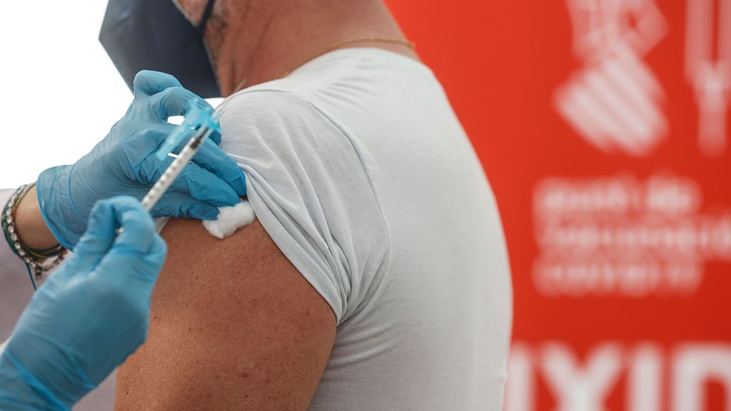 Una persona es vacunada frente a la covid-19