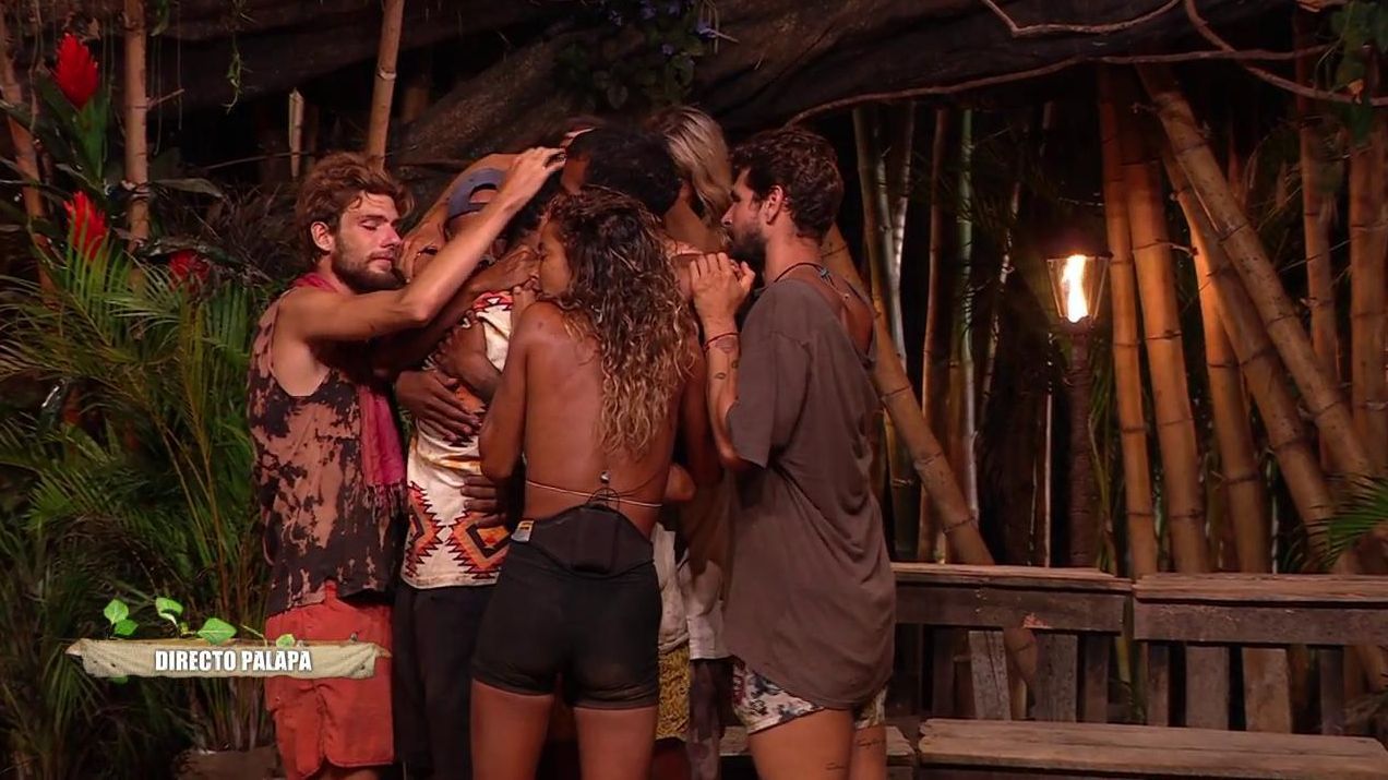 Abrazo colectivo en la palapa