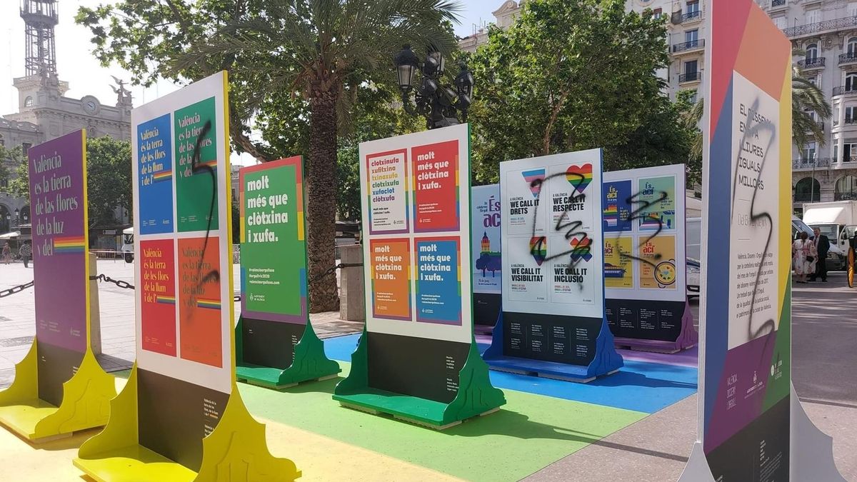 Amanece con pintadas la exposición de la Plaza del Ayuntamiento de Valencia que reivindica derechos LGTBI Amanece con pintadas la exposición de la Plaza del Ayuntamiento de Valencia que reivindica derechos LGTBI