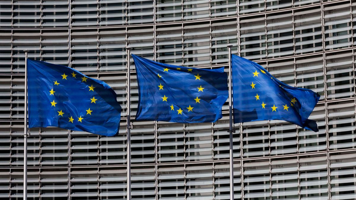 Différentes vues des drapeaux européens devant le batîment de la commission européenne.