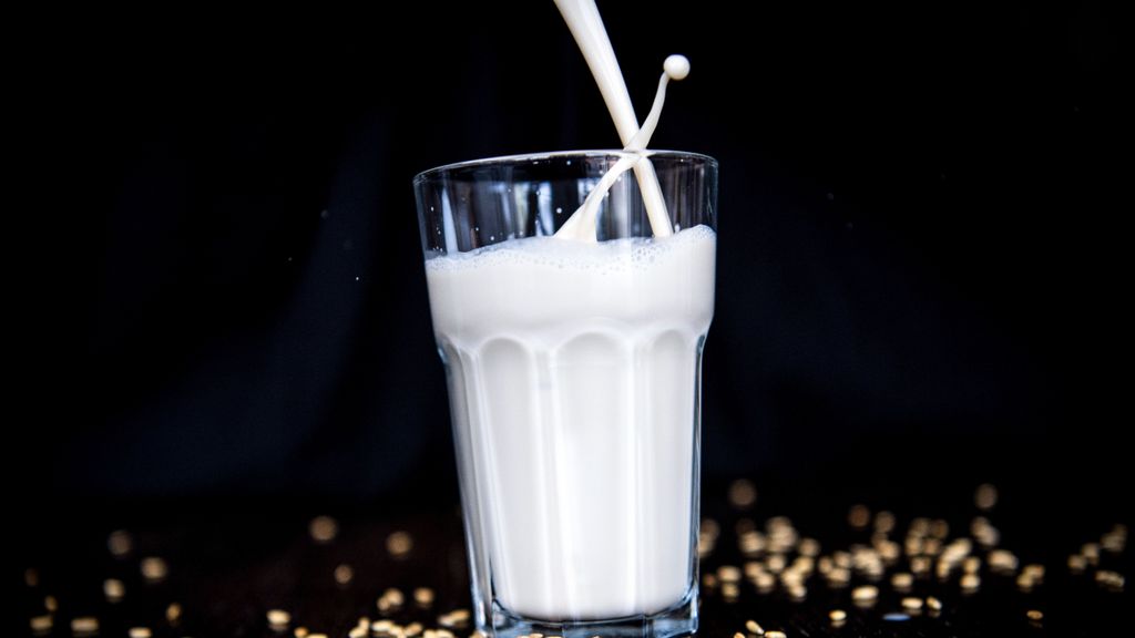 Doce alumnos de una escuela de primaria bebieron sellador de piso en lugar de leche, en Alaska