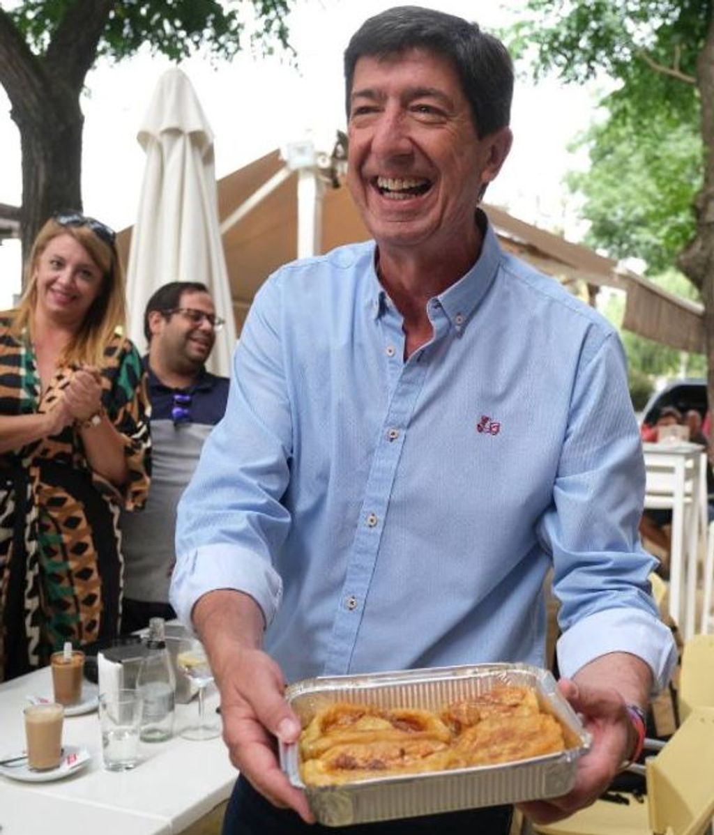 El candidato de Ciudadanos, Juan Marín, y sus torrijas 'fetiche'