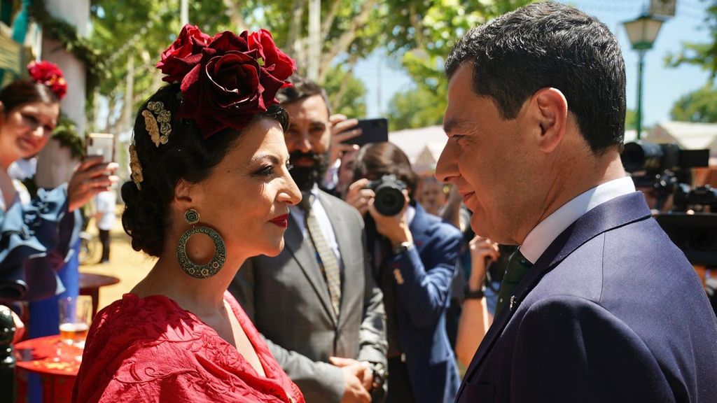 El candidato del PP y presidente de la Junta, Juanma Moreno, charla con Macarena Olona en la Feria de Sevilla