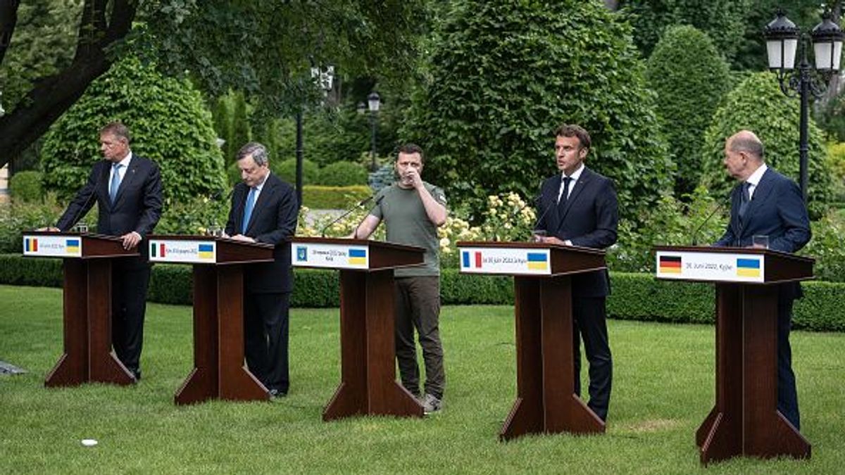El presidente rumano Klaus Iohannis, el primer ministro italiano Mario Draghi, el presidente ucraniano Volodymyr Zelensky, el presidente francés Emmanuel Macron y el canciller alemán Olaf Scholz son vistos durante la rueda de prensa el 16 de junio de 2022 en Kyiv, Ucrania El presidente rumano Klaus Iohannis, el primer ministro italiano Mario Draghi, el presidente ucraniano Volodymyr Zelensky, el presidente francés Emmanuel Macron y el canciller alemán Olaf Scholz son vistos durante la rueda de prensa el 16 de junio de 2022 en Kyiv, Ucrania