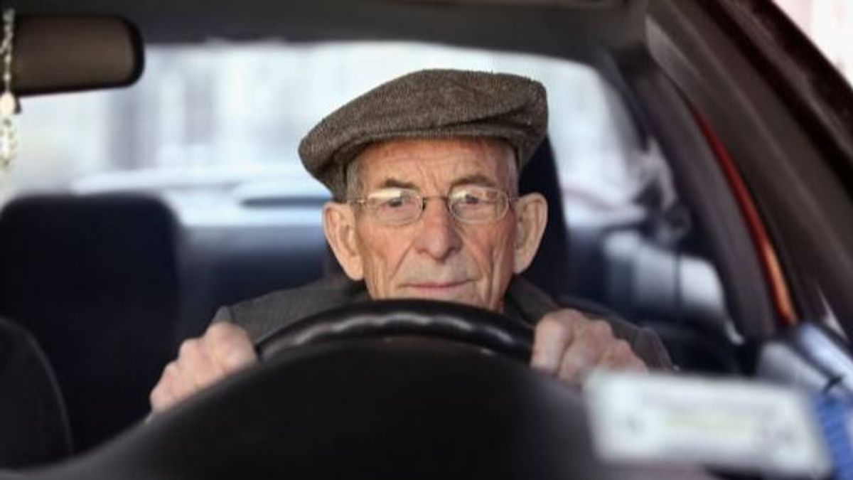 Los mayores de 70 años no tienen que pagar la tasa por renovar el carnet de conducir