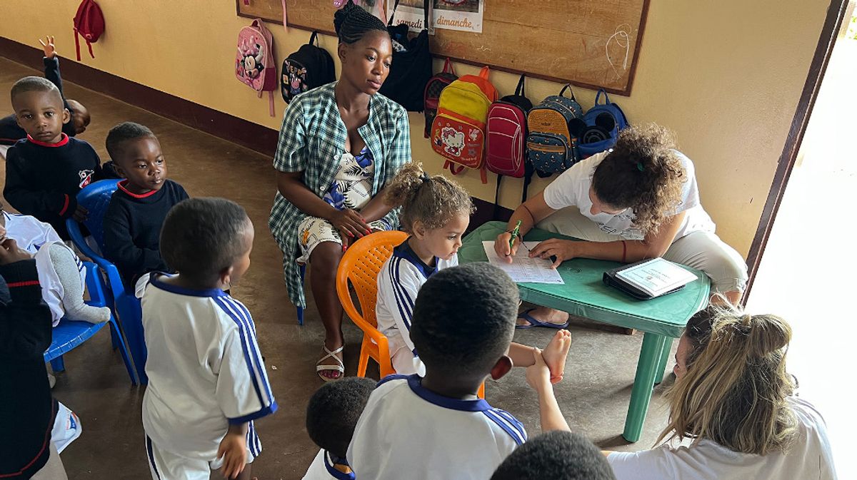 Marta Grela revisando los pies de los niños en un colegio de Sangmélina Marta Grela revisando los pies de los niños en un colegio de Sangmélina
