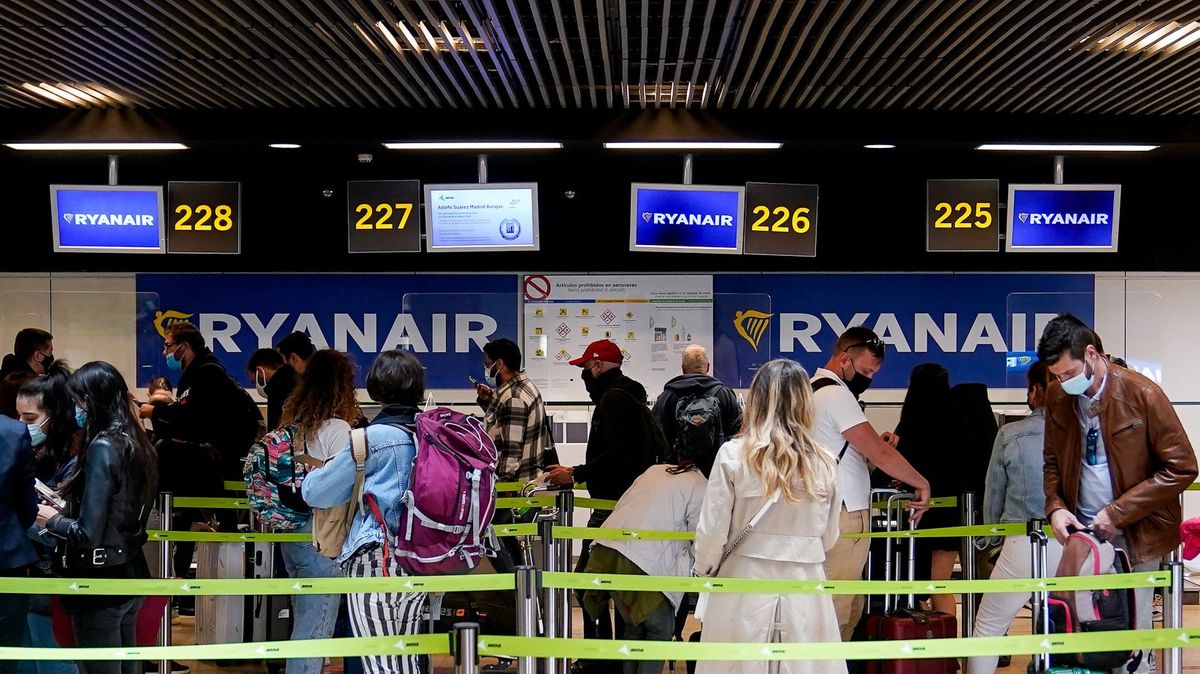 Pasajeros de Ryanair en la cola para facturar