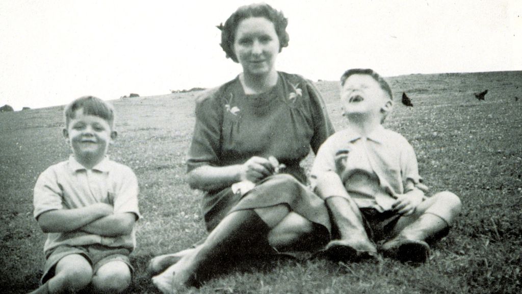 Paul McCartney con su madre Mary y su hermano Mike en 1940s.