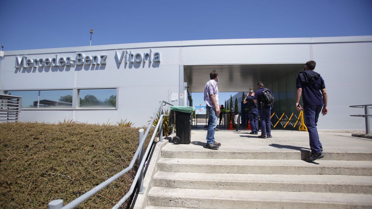 Trabajadores de la planta de Mercedes-Benz de Vitoria entran a las instalaciones Trabajadores de la planta de Mercedes-Benz de Vitoria entran a las instalaciones