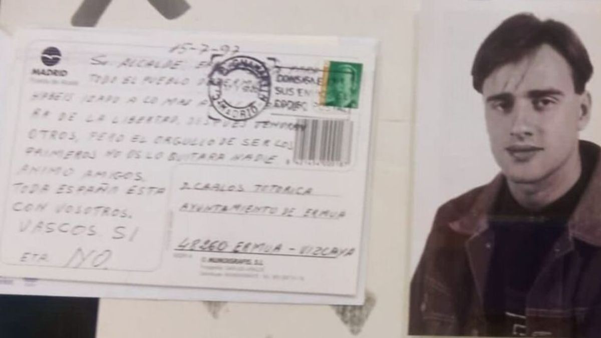 Una vitrina con fotos y cartas inéditas en la muestra 'El terror a portada' Una vitrina con fotos y cartas inéditas en la muestra 'El terror a portada'