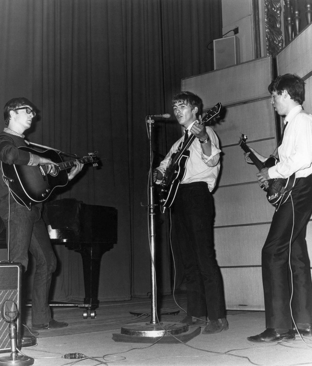Unos jóvenes Beatles actuando para la BBC Radio Studios, en 1962.