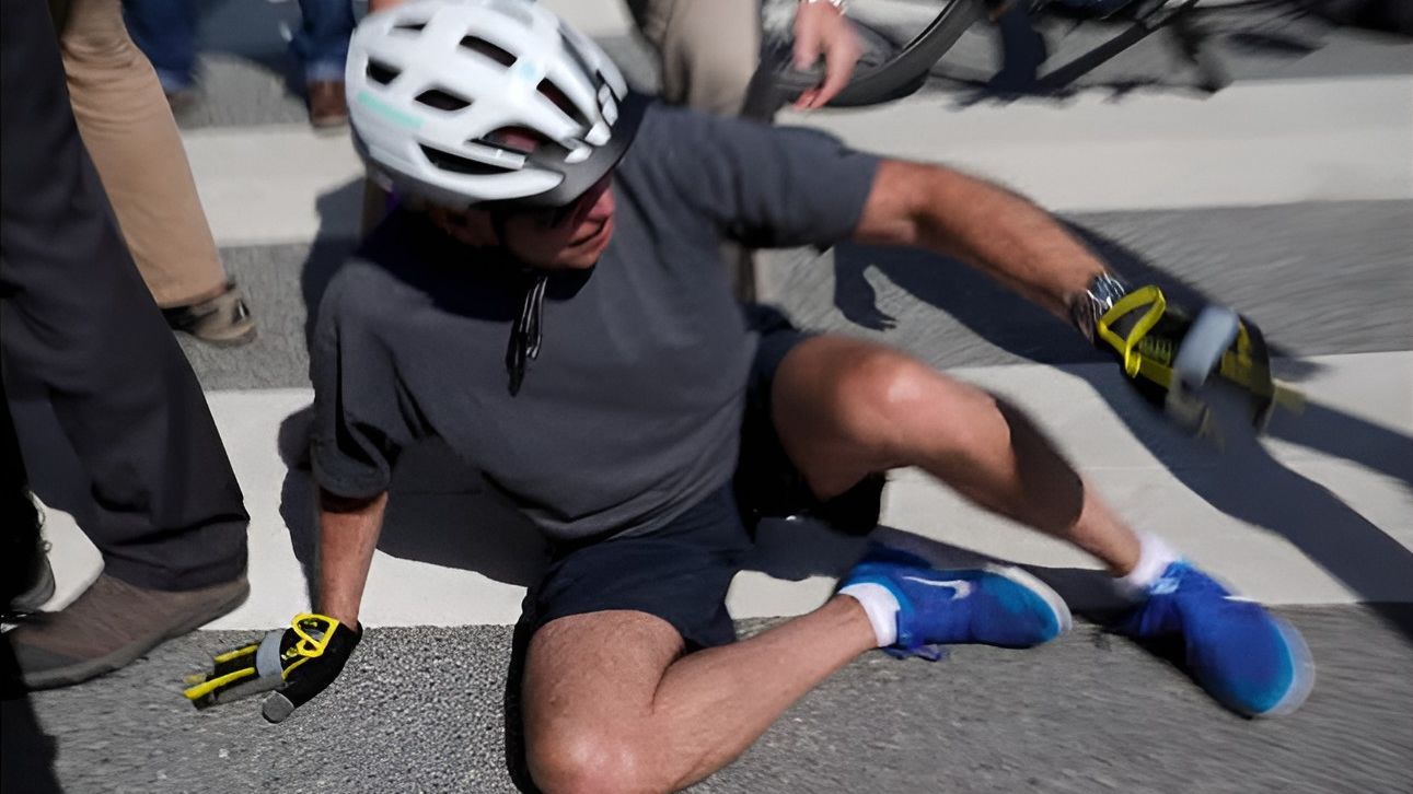 Biden se cae de la bicicleta en Delaware