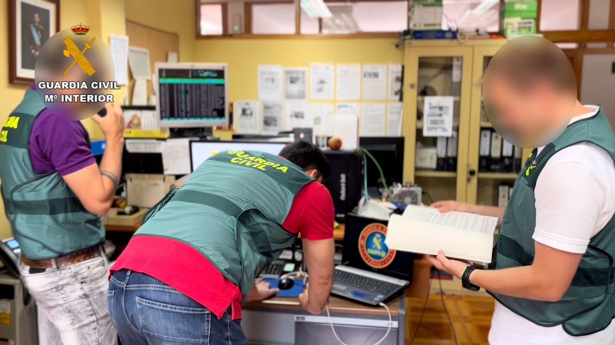 Agentes de la Guardia Civil investigan a un presunto estafador. Agentes de la Guardia Civil investigan a un presunto estafador.