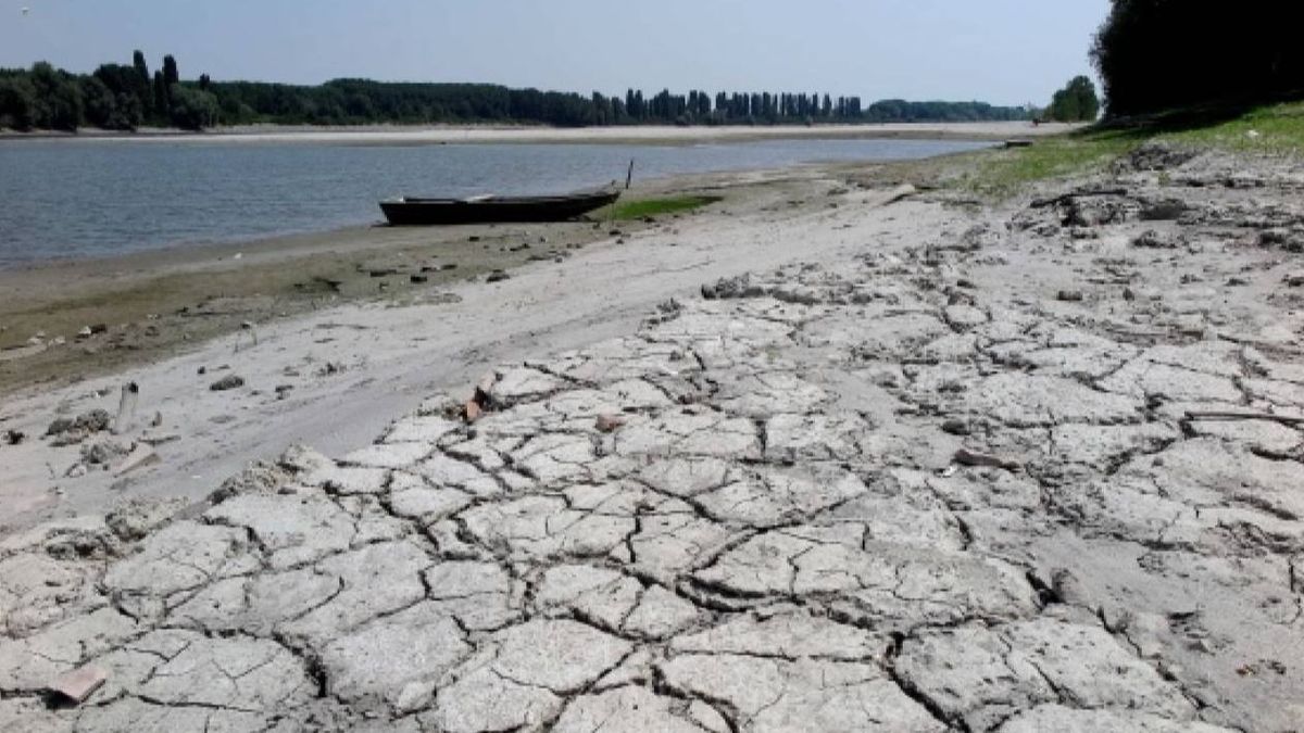El río Po al norte de Italia, afectado por una fuerte sequía