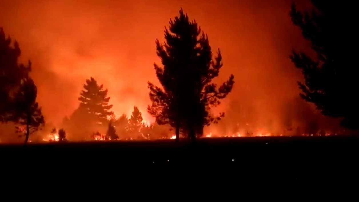 Medios aéreos regresan al incendio de Zamora, que obliga ya a desalojar 14 municipios