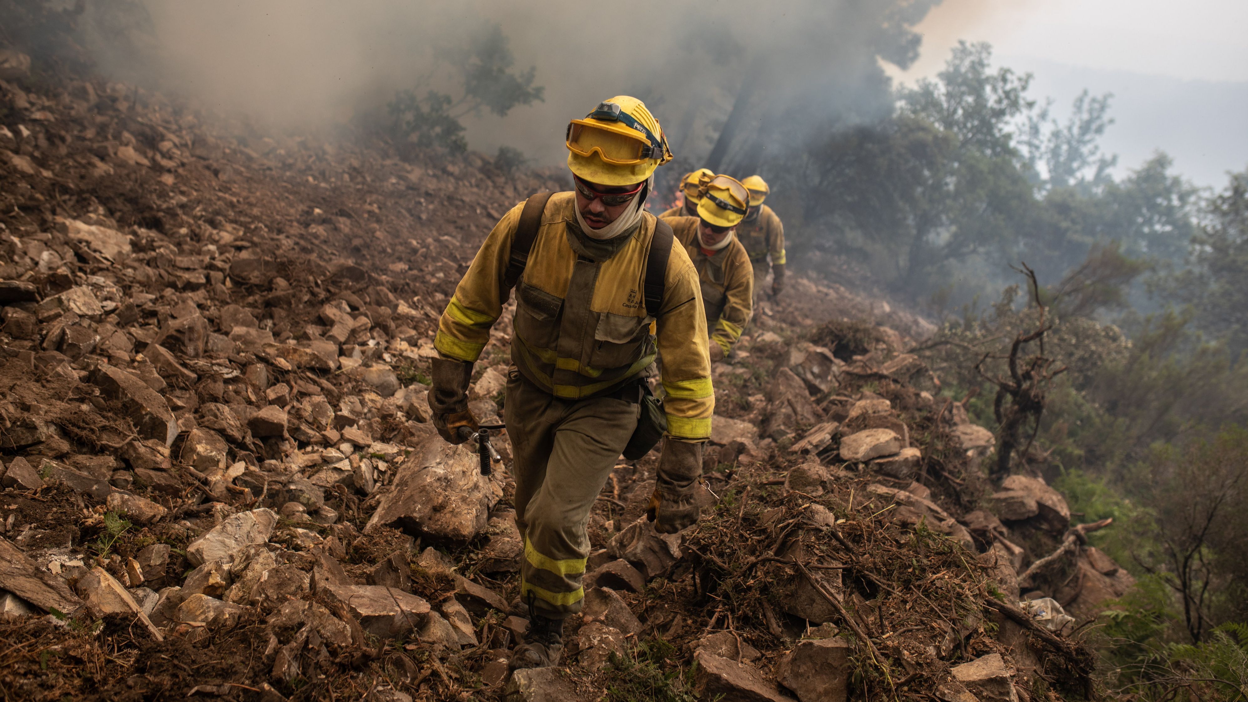 Medios aéreos vuelven al incendio de Zamora, que desaloja ya 14 poblaciones