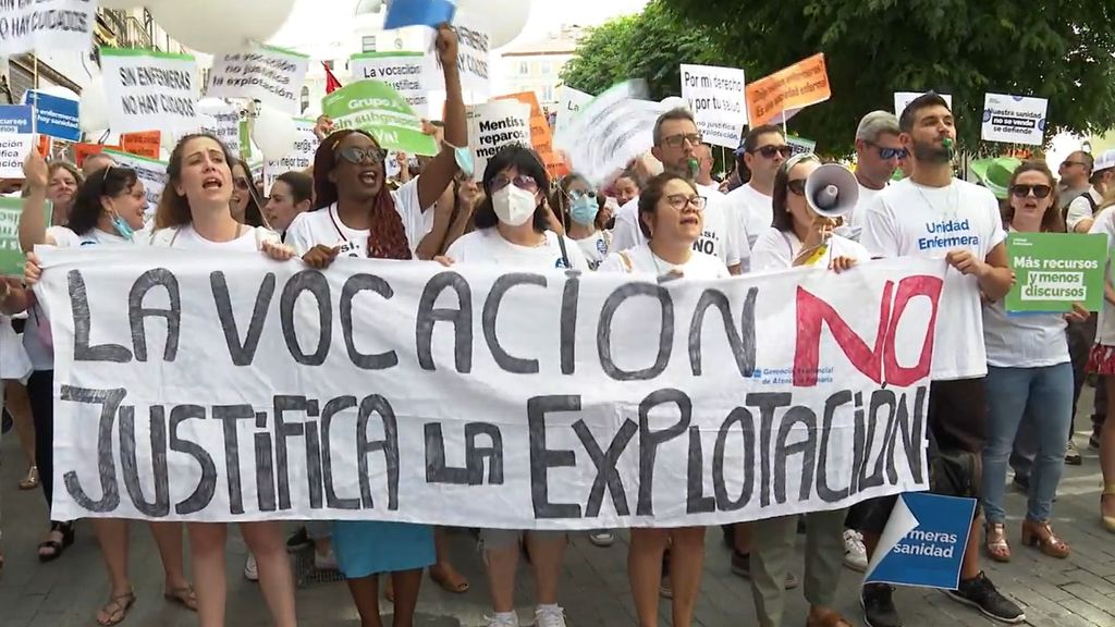 Miles de profesionales de la enfermería piden en Madrid más recursos y que "no se olvide la sanidad"