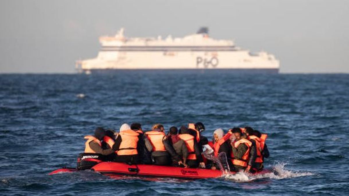 Reino Unido comienza un seguimiento electrónico a migrantes del canal de la Mancha