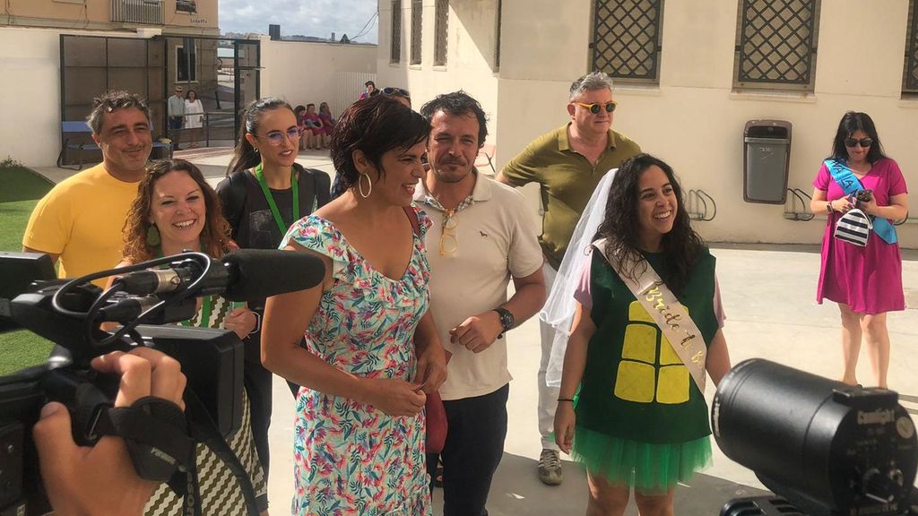 Una joven acude a votar en Cádiz vestida de tortuga durante su despedida de soltera