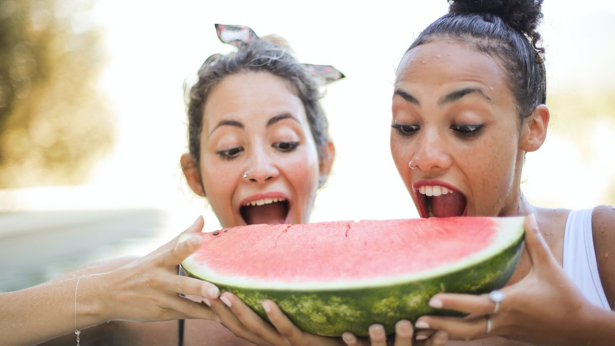 Dos chicas comiendo sandía Dos chicas comiendo sandía