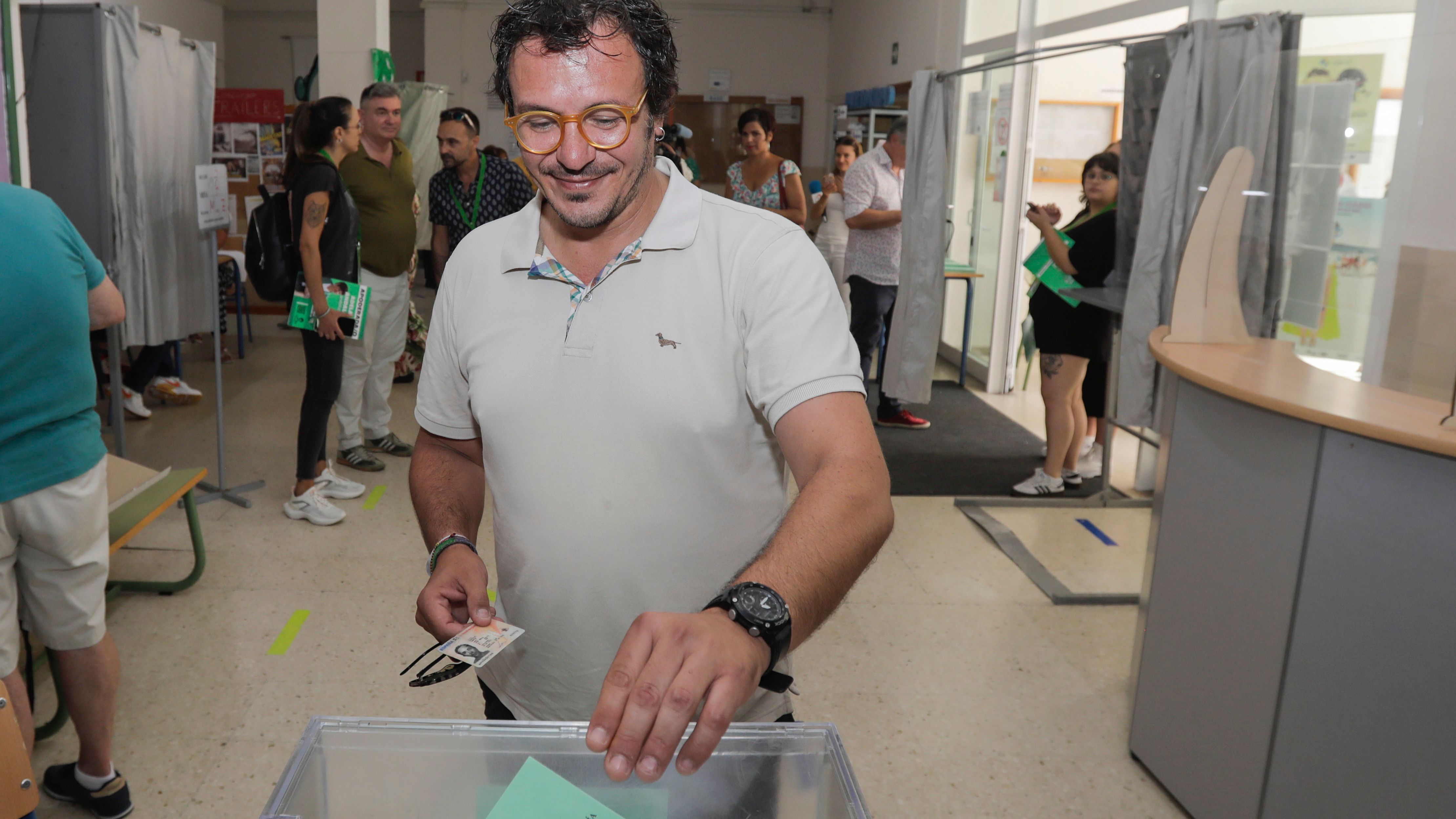El alcalde de Cádiz, José María González "Kichi", introduce en la urna el sobre con su papeleta en el IES La Caleta, en el barrio de La Viña en Cádiz
