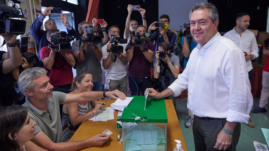 El candidato del PSOE a la Junta de Andalucía, Juan Espadas, ejerce su derecho al voto en el CEIP Calvo Sotelo de Sevilla