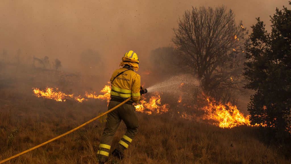 El incendio en Zamora arrasa 25.000 hectáreas y continúa activo, aunque se restablece el AVE a Galicia