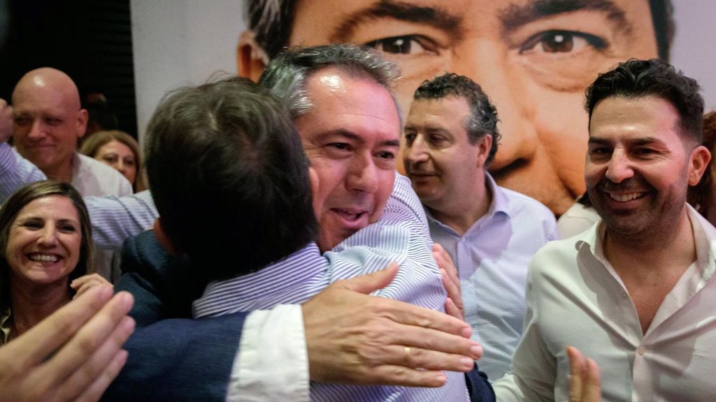 Juan Espadas abrazado por sus compañeros de partido tras la debacle