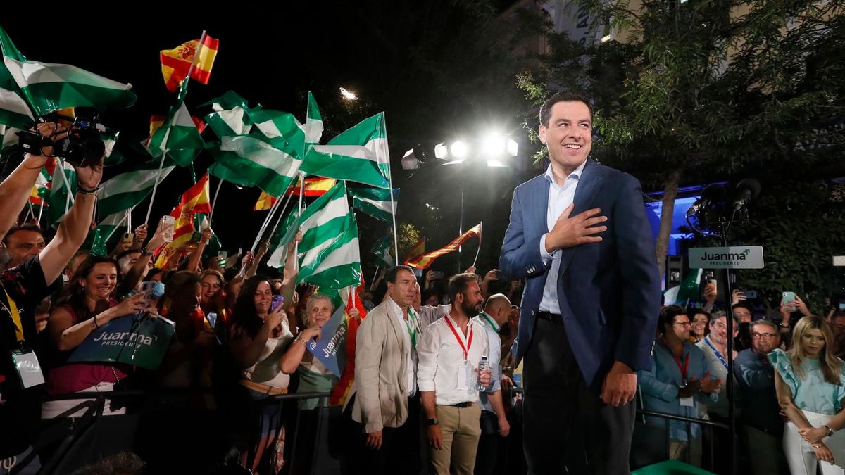 Juanma Moreno celebra su primera mayoría absolutísima ante sus simpatizantes Juanma Moreno celebra su primera mayoría absolutísima ante sus simpatizantes