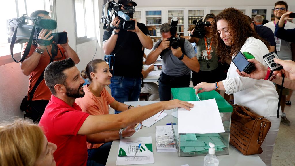 La candidata de Por Andalucía, Inmaculada Nieto, introduce el sobre con su papeleta en el colegio electoral de la Huerta de la Cruz en Algeciras (Cádiz)