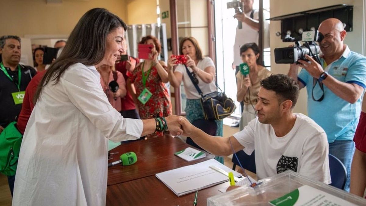 Macarena Olona ejerciendo su derecho al voto Macarena Olona ejerciendo su derecho al voto