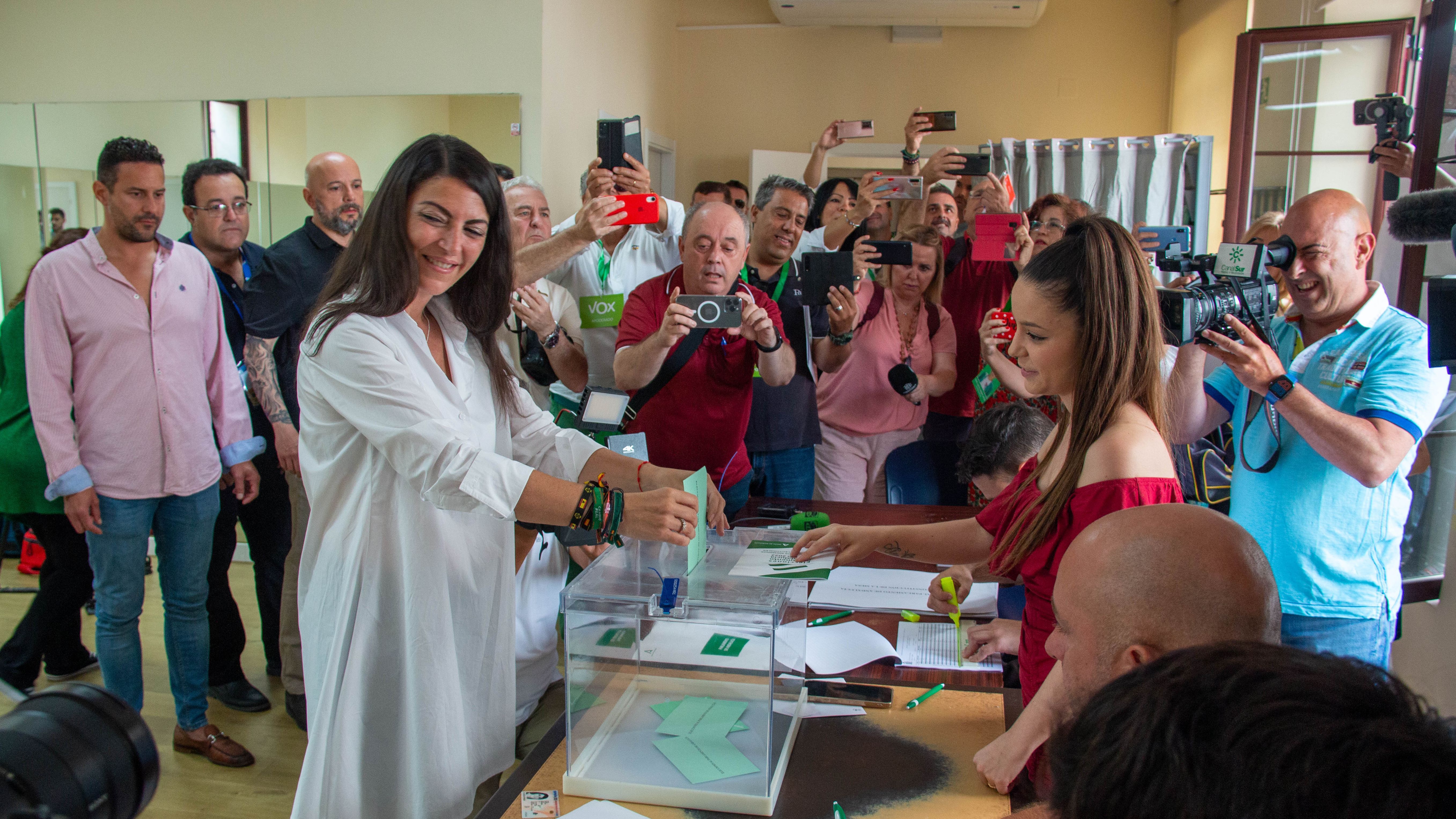 Macarena Olona vota "a dos manos"