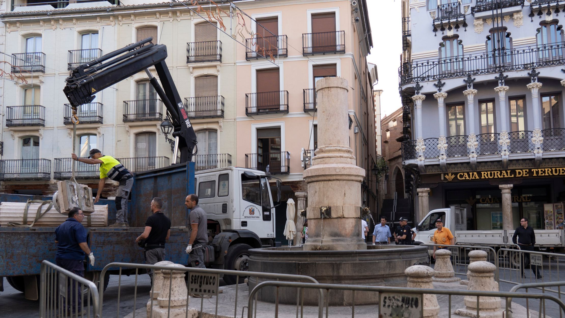 Se derrumba la columna del Torico de Teruel