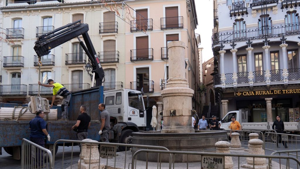 Se derrumba la columna del Torico de Teruel: el toro ha sufrido daños en uno de sus cuernos