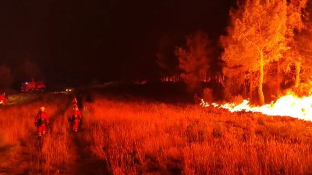 Tres comunidades luchan contra los incendios