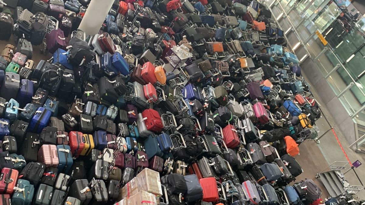 Un mar de maletas siembra el caos en el aeropuerto de Heathrow, Londres, por un fallo técnico