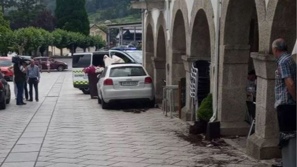 Un turismo sin frenos impacta contra una terraza en el centro de Portomarín, Lugo