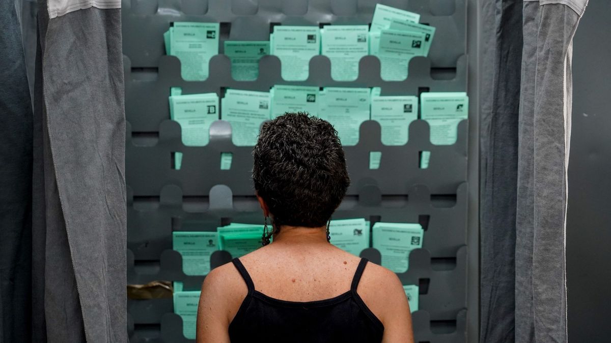 Una mujer observa las papeletas para ejercer su derecho al voto durante el día de las elecciones a la presidencia de la Junta de Andalucía a 19 de junio de 2022 en Sevilla