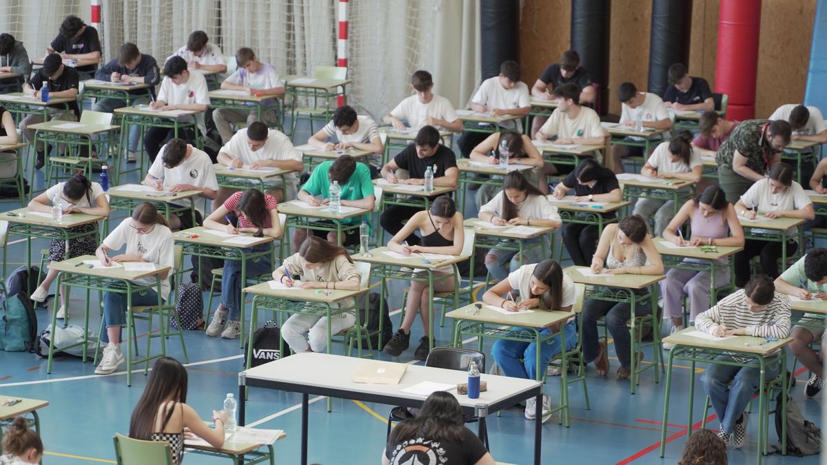 Alumnos riojanos durante la primera convocatoria de la EBAU 2022. Alumnos riojanos durante la primera convocatoria de la EBAU 2022.