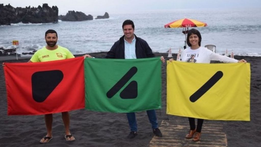 Banderas inclusivas para personas con daltonismo en la playa de La Arena (Teide)