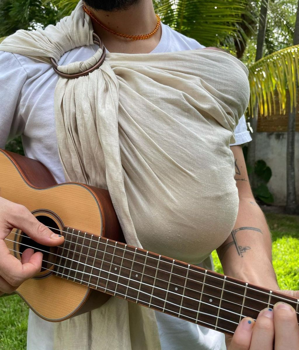 Camilo con Índigo y tocando la guitarra