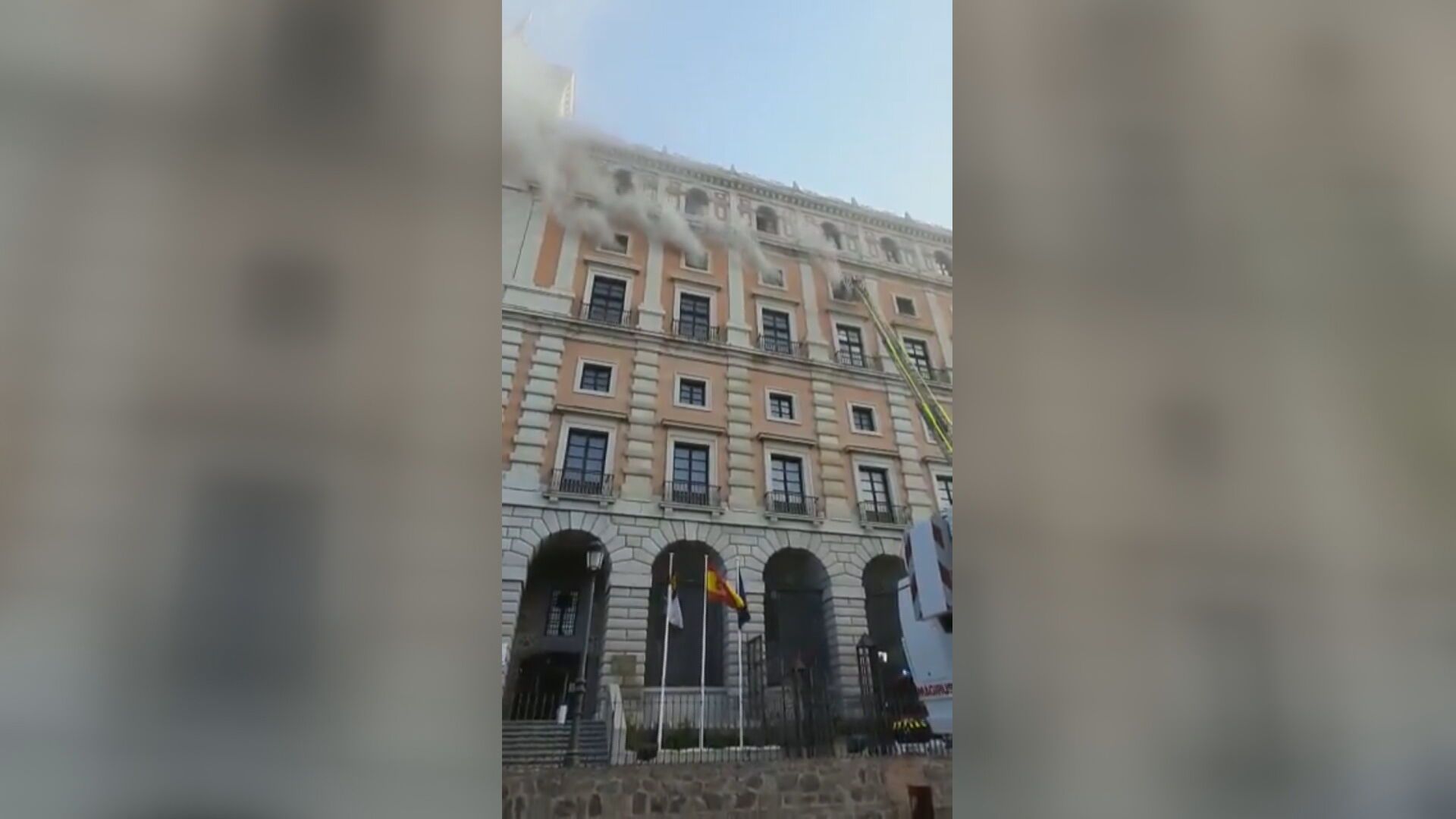 El Alcázar de Toledo, cubierto por una columna de humo tras desatarse un incendio