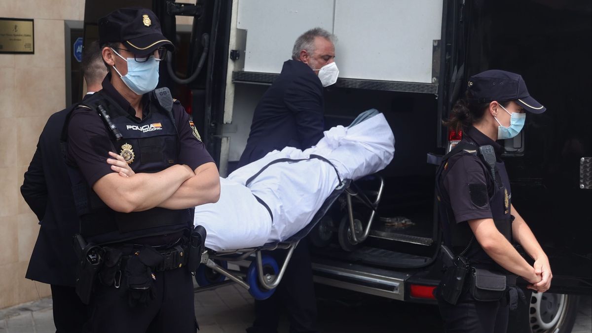 EuropaPress 4531326 operario transporta cuerpo tres personas muertas balazos junto varios