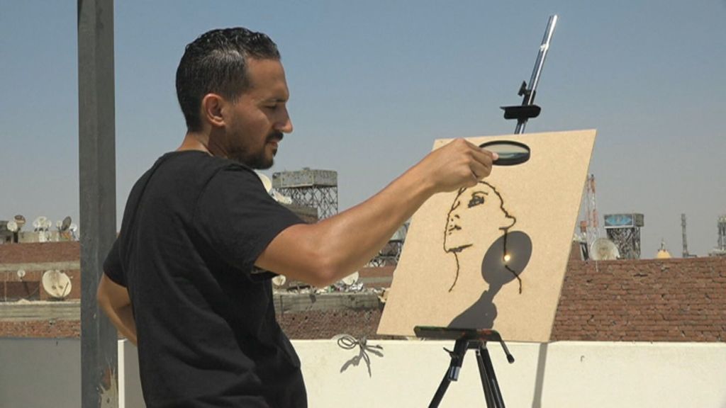 Hossam Gamal, el artista capaz de hacer un retrato con una lupa y hasta con la clara de un huevo en una sartén (Junio 2022)